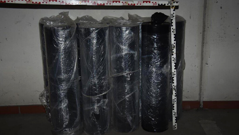 HANDOUT - Die Salzburger Polizei hat die Zerschlagung eines internationalen Drogenringes bekanntgegeben. In den vergangenen Jahren sollen 25 bis 30 Tonnen Captagon-Tabletten nach Saudi-Arabien verfrachtet worden sein. Foto: Unbekannt/LPD SALZBURG/APA/dpa…