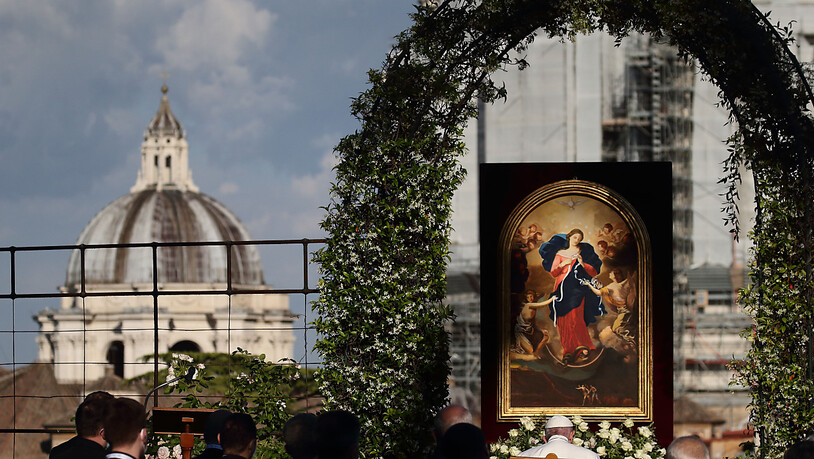 Papst Franziskus leitet die  Rosenkranz-Gebete vor der Kopie des Gnadenbildes «Maria Knotenlöserin» in den Vatikanischen Gärten am letzten Tag des weltweiten Rosenkranz-Gebetsmarathons, den er sich im Monat Mai 2021 für ein Ende der Corona-Pandemie…