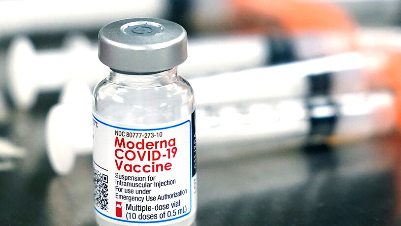 ARCHIV - Ein Fläschchen des Moderna-Impfstoffes steht neben Spritzen auf einem Tisch. Der Hersteller hat nun in den USA eine Notfallzulassung seines Corona-Impfstoffes für Kinder und Jugendliche ab 12 Jahren beantragt. Foto: Rogelio V. Solis/AP/dpa