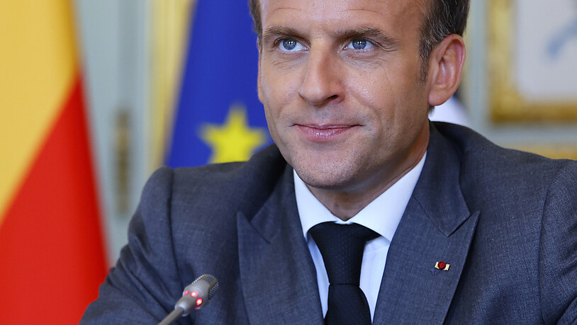 Frankreichs Präsident Emmanuel Macron spricht im Elysee-Palast. Nachdem er am Dienstag bei einem Besuch in Tain-l'Hermitage geohrfeigt wurde, hat die Staatsanwaltschaft laut Medienberichten 18 Monate Haft für den Täter gefordert. Foto: Thomas Samson/AFP…