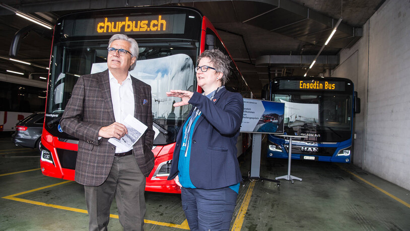 Sehen allmählich Licht am Ende des «Coronatunnels»: Verwaltungsratspräsident Alois Vinzens und Manuela Seeli, stellvertretende Unternehmensleiterin, informieren in Chur über das Geschäftsjahr 2020 der Bus und Service AG.