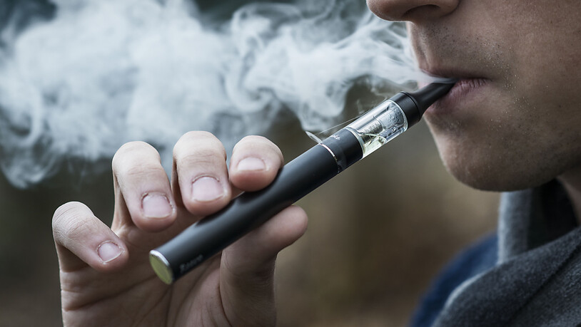 Rauchen wird in Deutschland teurer. Die grössten Steuererhöhungen gibt es bei den E-Zigaretten. Dagegen wehrt sich die Branche. (Archivbild)