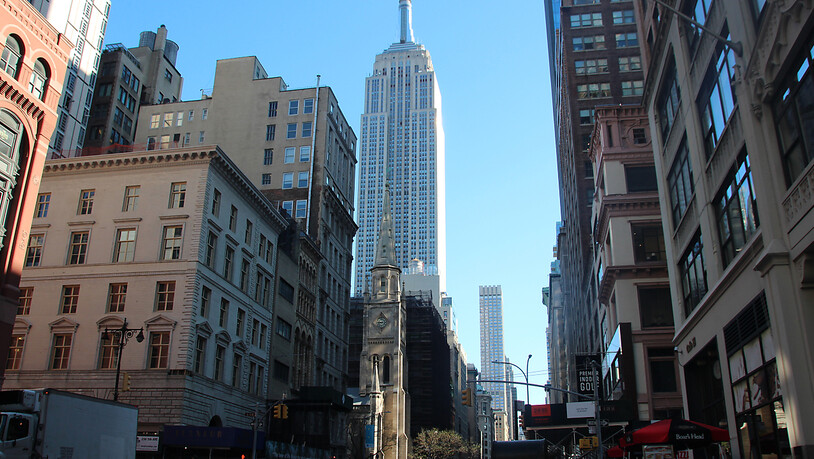 ARCHIV - Blick auf das Empire State Buildung (M): Das Empire State Building gehört zu den ältesten, höchsten und beliebtesten Wolkenkratzern New Yorks. Foto: Christina Horsten/dpa
