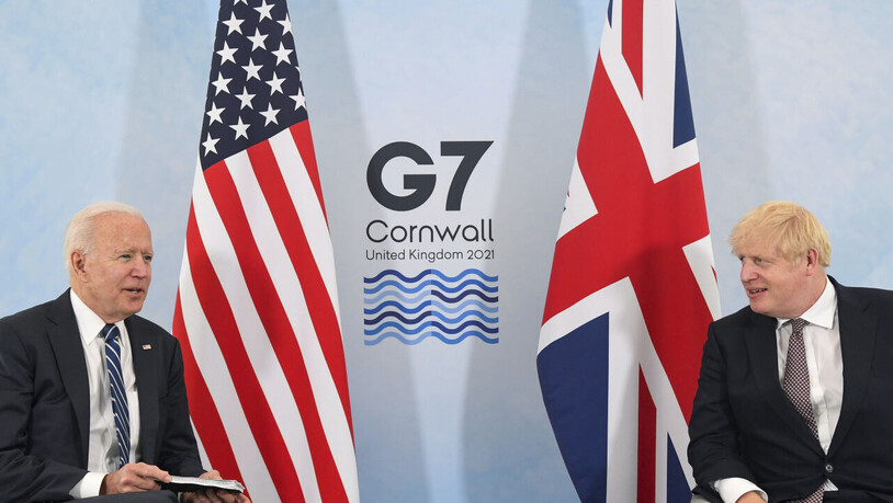 Boris Johnson (r), Premierminister von Großbritannien, und Joe Biden, Präsident der USA, während eines gemeinsamen Treffens vor dem G7-Gipfel. Foto: Toby Melville/reuters pool/AP/dpa