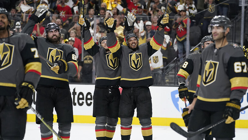Die Spieler der Vegas Golden Knights lassen sich nach dem Halbfinaleinzug feiern