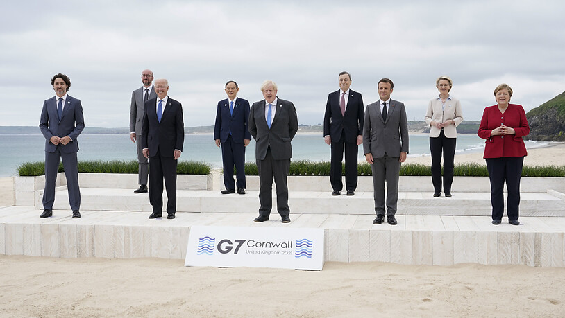 dpatopbilder - Die Teilnehmer des G7-Gipfels stehen für ein Gruppenbild vor dem Carbis Hotel. Der G7-Gipfel findet vom 11. bis 13. Juni in Carbis Bay, St Ives in Cornwall statt. Foto: Patrick Semansky/AP Pool/dpa