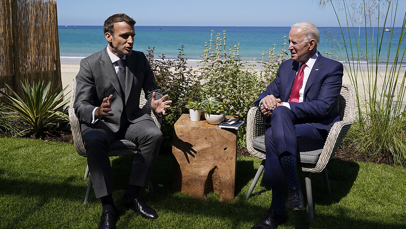 Joe Biden (r), Präsident der USA, und Emmanuel Macron, Präsident von Frankreich, unterhalten sich bei einem gemeinsamen Treffen während des G7-Gipfels. Foto: Patrick Semansky/AP/dpa