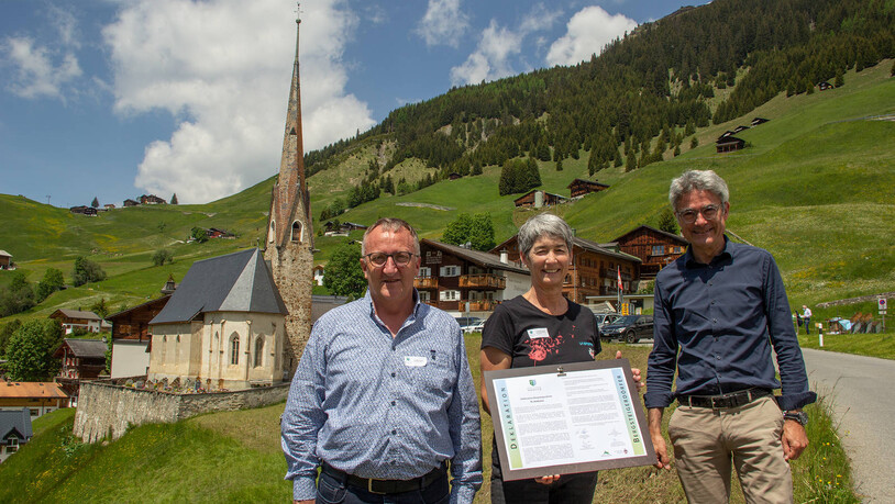 Christian Kasper, Gemeindepräsident Luzein, Françoise Jaquet, SAC-Präsidentin (mit unterzeichneter Deklaration) und Mario Cavigelli, Regierungspräsident Kanton Graubünden, feiern die Aufnahme.