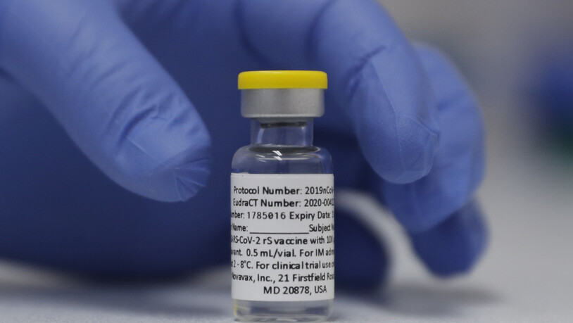 ARCHIV - Eine Ampulle mit dem Corona-Impfstoff von Novavax steht während der Studie im St. George's University Hospital in London auf einem Tisch bereit. Foto: Alastair Grant/AP/dpa
