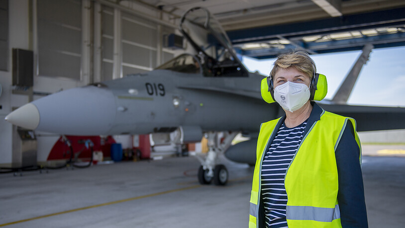 Zum ersten Mal neben einem F/A-18-Kampfjet: Verteidigungsminister Viola Amherd liess sich bei einem Besuch auf dem Flughafen Payerne die Luftraumüberwachung während des Gipfeltreffens in Genf erklären.