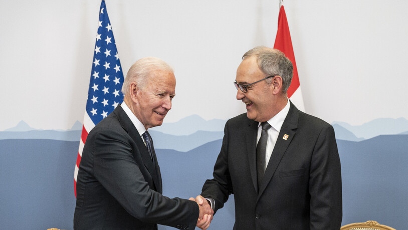 Freundliche Begrüssung von US-Präsident Joe Biden durch den Schweizer Bundespräsidenten Guy Parmelin.