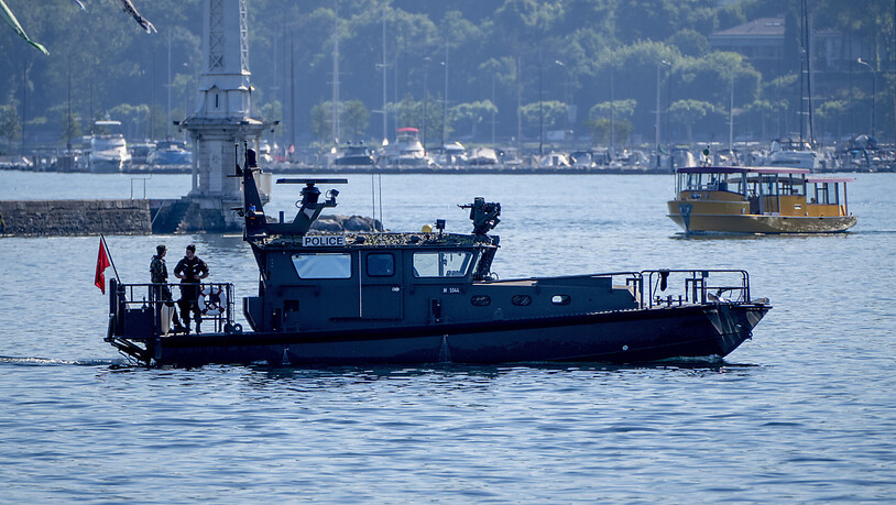 Polizeiboote patroullieren auf dem Genfersee in der Nähe des Jet d'Eau. (Archivbild)