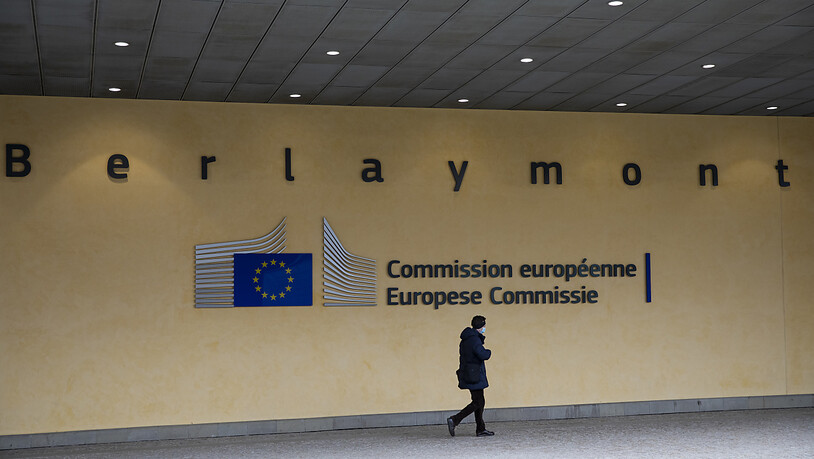 ARCHIV - Eine Passantin geht vor dem Schriftzug am Berlaymont-Gebäude entlang, dem Sitz der Europäischen Kommission. (Archivbild) Foto: Aaron Chown/PA Wire/dpa