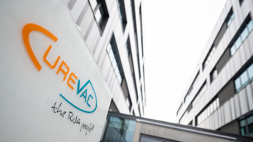 ARCHIV - Das Logo des Biotech-Unternehmen Curevac mit dem Slogan «the RNA people» steht an der Unternehmenszentrale. Foto: Sebastian Gollnow/dpa