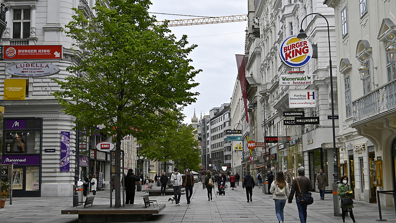 Österreich lockert weiter - Menschen sind in der Wiener Innenstadt unterwegs. Foto: Hans Punz/APA/dpa