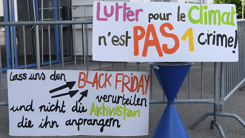Transparente vor dem Gericht in Freiburg signalisieren Unterstützung für die Angeklagten. Sie sind am Freitag zu Bussen verknurrt worden.