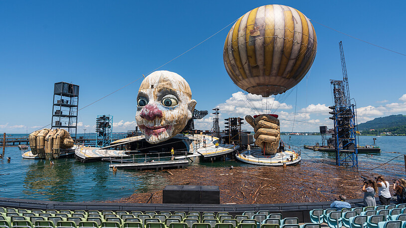 Nicht nur das "Rigoletto"-Bühnenbild auch die Bregenzer Festspiele haben die Corona-Zwangspause gut überstanden. Anfang Juni wurde der gelb-weiss gestreifte Fesselballon wieder installiert. (Archivbild)