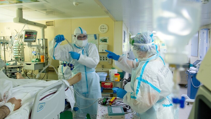 Krankenhauspersonal bei ihrer Arbeit auf einer Corona-Station in einem Moskauer Krankenhaus. Foto: Denis Grishkin/Moscow News Agency/dpa