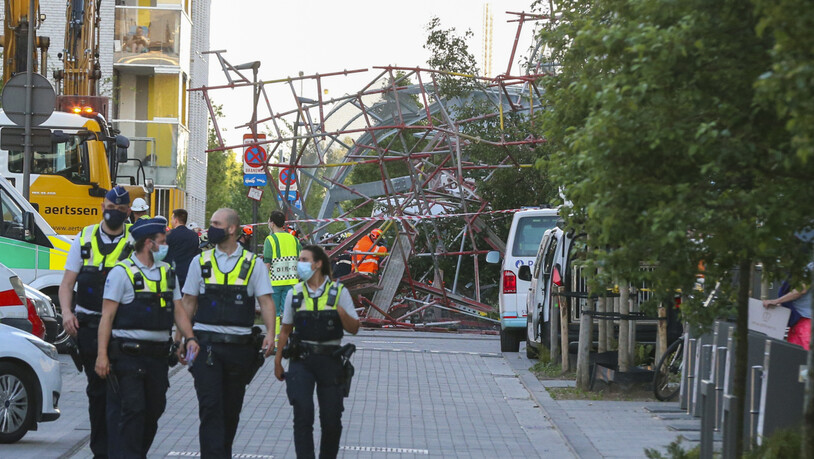 Rettungskräfte vor dem eingestürzten Gebäude. Foto: Nicolas Maeterlinck/BELGA/dpa