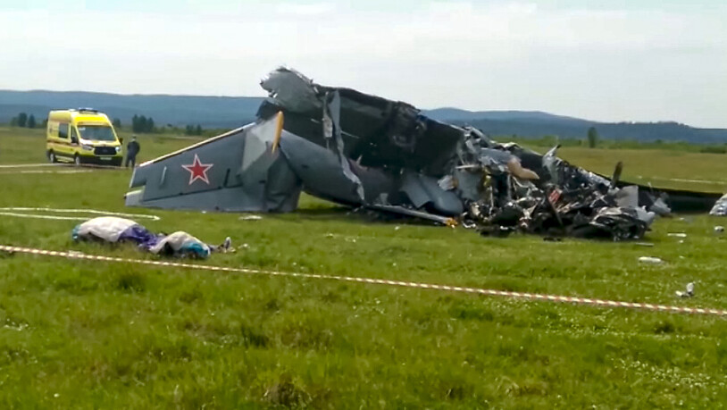 SCREENSHOT - Die Trümmer eines abgestürzten zweimotorigen Flugzeugs vom Typ L-410 liegen innerhalb eines abgesperrten Bereichs (bestmögliche Qualität). Beim Absturz eines Flugzeugs mit Fallschirmspringern an Bord sind heute in Sibirien in der Region…