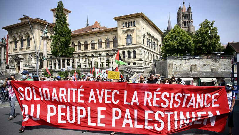 Etwa 200 Personen haben am Samstag in Lausanne ihre Solidarität mit dem palästinensischen Volk ausgedrückt.