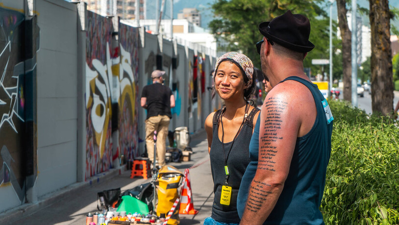 Artists tauschen sich aus beim Graffiti Jam an der Ringstrasse.
