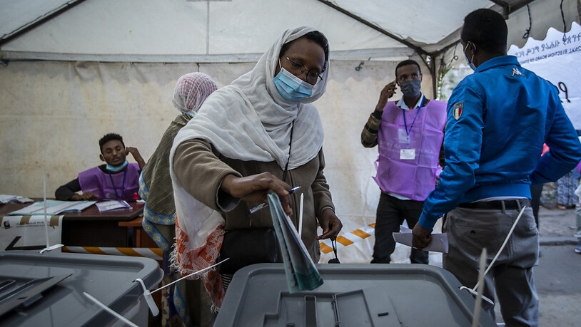 Eine Frau gibt ihre Stimmen bei der Parlamentswahl in einem Wahllokal in Addis Ababa ab. Premierminister und Nobelpreisträger Ahmed hofft darauf, im Amt bestätigt zu werden. Foto: Ben Curtis/AP/dpa