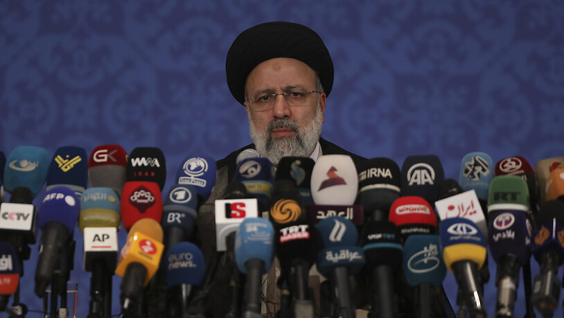 Ebrahim Raeissi, neugewählter Präsident des Iran, spricht während einer Pressekonferenz. Foto: Vahid Salemi/AP/dpa