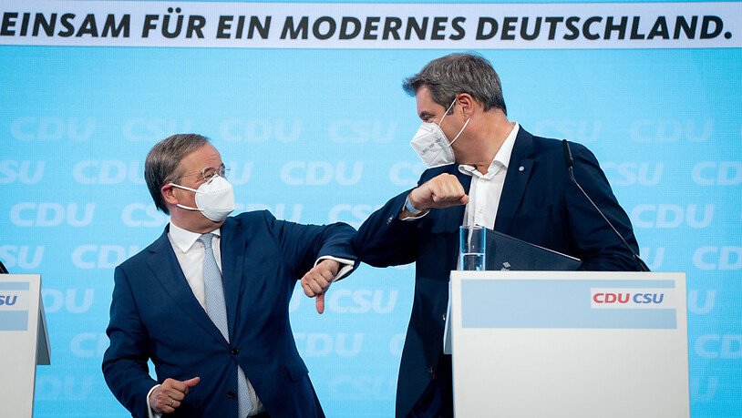 Armin Laschet, CDU-Kanzlerkandidat, CDU-Bundesvorsitzender und Ministerpräsident von Nordrhein-Westfalen, und Markus Söder, CSU-Vorsitzender und Ministerpräsident von Bayern, verabschieden sich nach Pressekonferenz zum gemeinsamen Wahlprogramm für die…