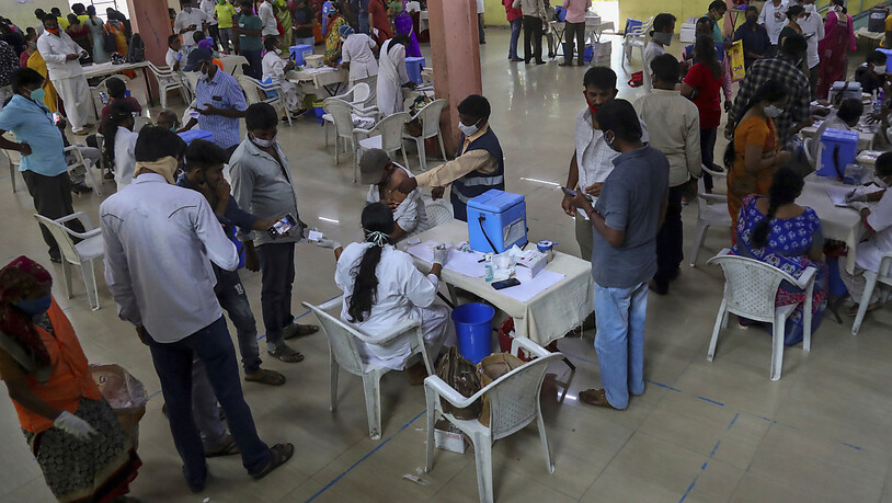 Zahlreiche Menschen werden registriert und gegen das Coronavirus geimpft. Jeder Erwachsene in Indien hat nun Anspruch auf eine kostenlose Impfung, die von der Regierung bezahlt wird. Foto: Mahesh Kumar A/AP/dpa
