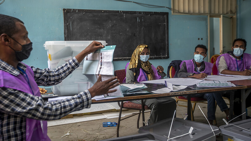 Wahlhelfer zählen Stimmen in einem Wahllokal. Die Parlamentswahl in Äthiopien wird in der Region Sidama um einen zweiten Tag verlängert. Am Wahltag habe es an Stimmzetteln gefehlt, sagte die Wahlkommission am späten Montagabend. Foto: Ben Curtis/AP/dpa
