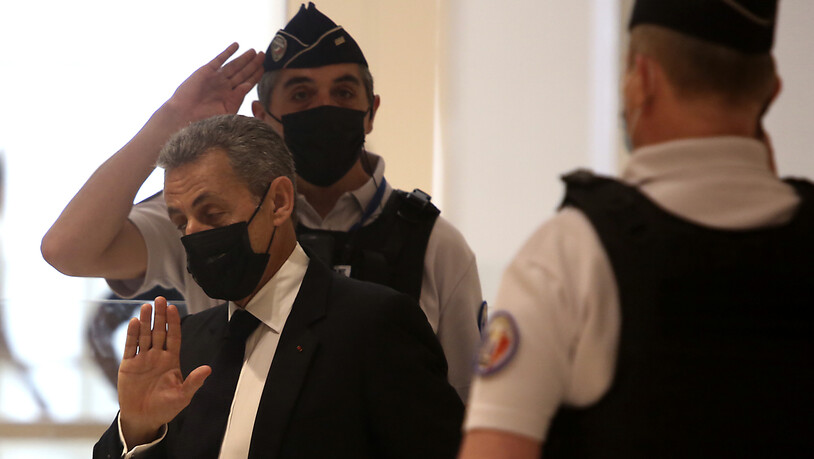 Nicolas Sarkozy (M), ehemaliger Präsident von Frankreich, kommt in einem Pariser Gerichtsgebäude an. Foto: Rafael Yaghobzadeh/AP/dpa