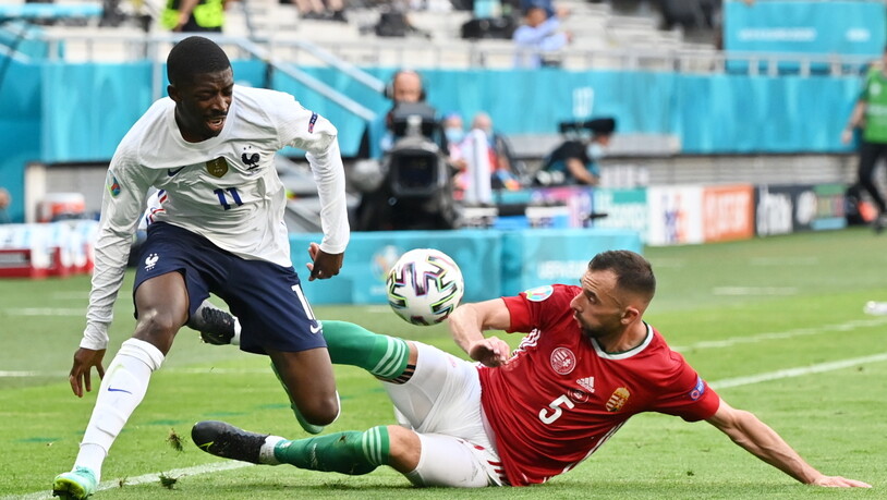 In dieser Szene im Match gegen Ungarn (Attila Fiola, rechts) verletzte sich Ousmane Dembélé am rechten Knie