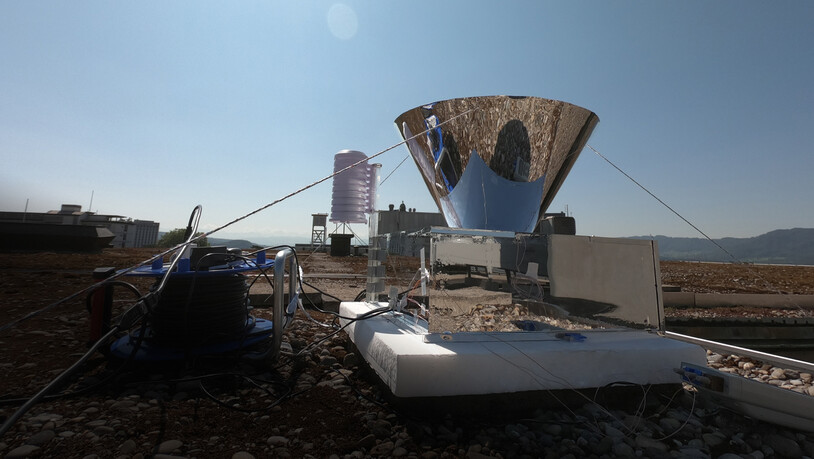 Auf dem Dach eines ETH-Gebäudes stellten die Forscher eine Pilot-Anlage ihrer Wasser-Ernte-Technologie auf. Damit gelang es ihnen, Wasser aus Luftfeuchtigkeit zu gewinnen. (Pressebild)
