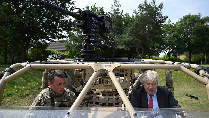Boris Johnson (r), Premierminister von Großbritannien, in einem bewaffneten Militärfahrzeug einer neuen Infanterie-Einheit während eines Besuchs anlässlich der Woche der Streitkräfte. Foto: Daniel Leal-Olivas/PA Wire/dpa Foto: Daniel Leal-Olivas/PA Wire…