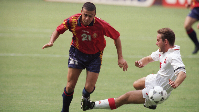 Alles Grätschen half nichts: Yvan Quentin im WM-Achtelfinal 1994 gegen den heutigen spanischen Nationaltrainer Luis Enrique