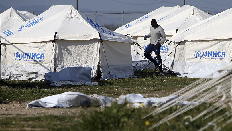 ARCHIV - Ein Mensch geht an den Zelten in einem Flüchtlingslager auf Zypern vorbei. Das EU-Mitgliedsland Zypern hat erneut ankommende Migranten zurückgeschickt. Foto: Petros Karadjias/AP/dpa