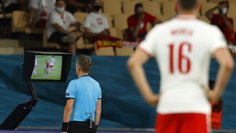 Daniele Orsato checkt nach Rücksprache mit dem Video-Schiedsrichter in Nyon die TV-Bilder