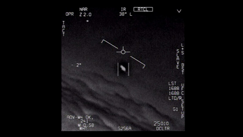 ARCHIV - Das Standbild eines vom US-Verteidigungsministerium veröffentlichten Videos zeigt ein Unidentifiziertes Flugobjekt, das von Piloten der US-Marine gesichtet wurde. Foto: U.S. Department of Defense/dpa - ACHTUNG: Nur zur redaktionellen Verwendung…