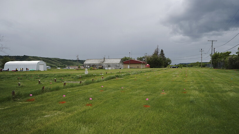 HANDOUT - Fahnen stehen dort, wo ein Bodenradar vermutliche Gräber in der Nähe einer ehemaligen Indian Residential School im kanadischen Marieval aufgezeichnet hat. Foto: Bryon Lerat/Cowessess First Nation/AP/dpa - ACHTUNG: Nur zur redaktionellen…