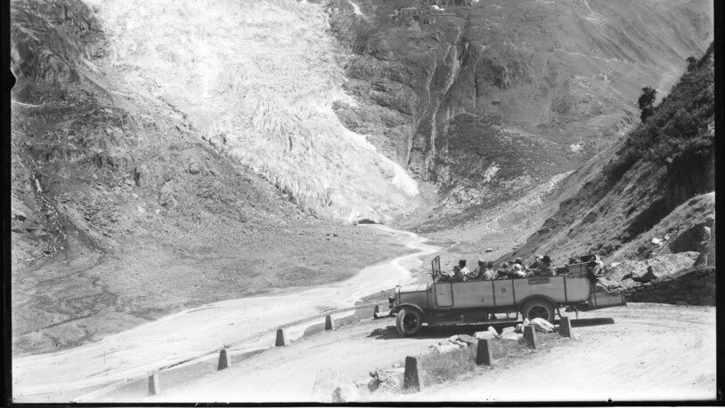 Sommerliche Alpenpassfahrt an der Furka von Gletsch VS nach Andermatt UR um 1922.