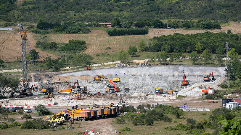 Arbeiter sind an der Baustelle für die erste Brücke des Kanal-Projektes am Rande des Sazlidere-Staudamms im türkischen Istanbul im Einsatz. Foto: Emrah Gurel/AP/dpa