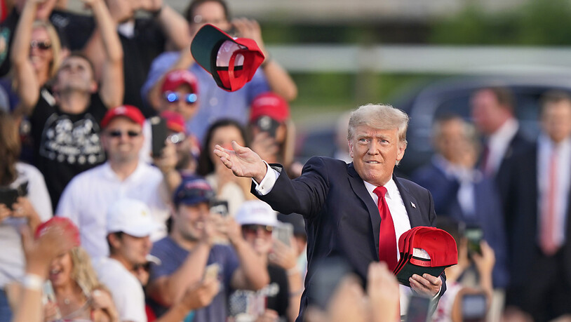 Der ehemalige US Präsident Donald Trump wirft «Save America»-Hüte, bevor er bei einer Kundgebung auf dem Lorain County Fairgrounds spricht. Foto: Tony Dejak/AP/dpa