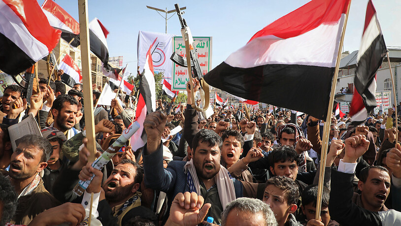 ARCHIV - Unterstützer der Huthi-Rebellen halten Waffen und Fahnen während einer Kundgebung. Foto: Hani Al-Ansi/dpa