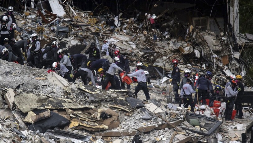 Such- und Rettungskräfte suchen weiter nach Überlebenden in den Trümmern. 149 Menschen gelten noch als vermisst. Foto: Al Diaz/Miami Herald/AP/dpa