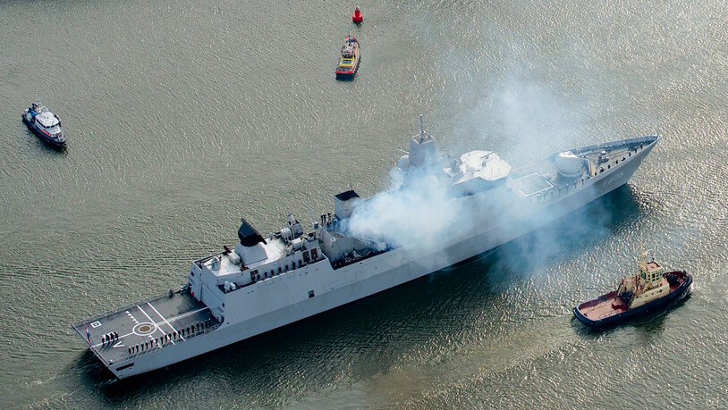 ARCHIV - Die niederländische Fregatte Evertsen feuert Salutschüsse ab. Russische Kampfjets haben nach Darstellung des niederländischen Verteidigungsministeriums Scheinangriffe gegen das Kriegsschiff im Schwarzen Meer geflogen. Das gab das Ministerium am…