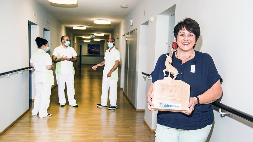 «Die Ehrung motiviert»: Die Pflegedienstleiterin Daniela Bardill posiert mit der Auszeichnung für die «Bündner des Jahres 2020» auf der Pflegestation der Alterssiedlung Kantengut in Chur.