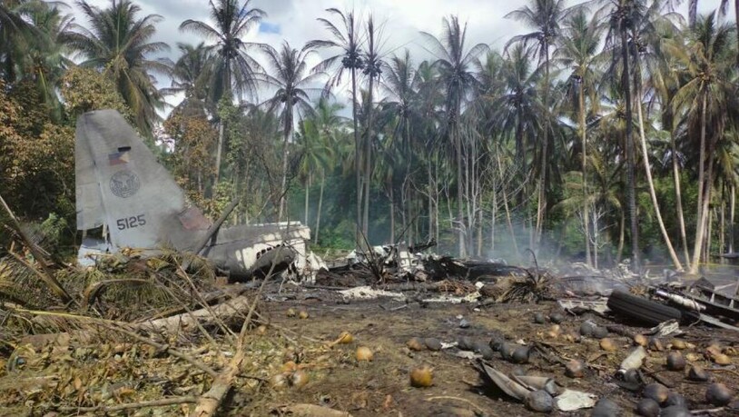 HANDOUT - Überreste des philippinischen Militärflugzeugs C-130, das in der Stadt Patikul in der Provinz Jolo im Süden der Philippinen abgestürzt ist. Foto: Joint Task Force - Sulu/AP/dpa - ACHTUNG: Nur zur redaktionellen Verwendung und nur mit…