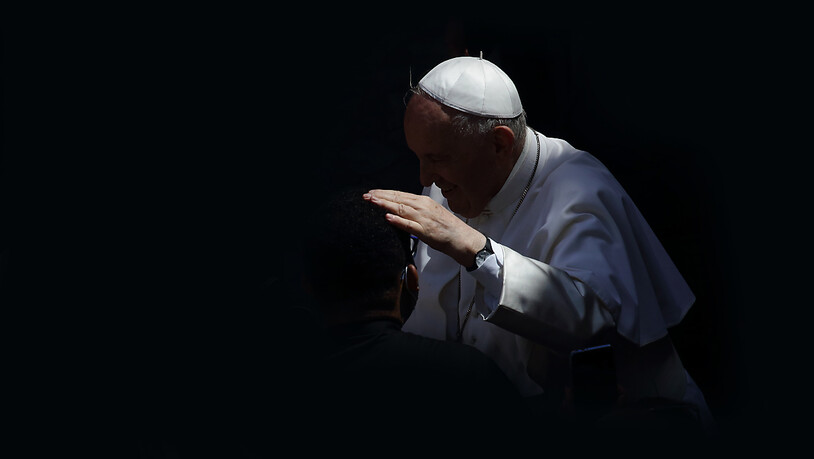 Papst Franziskus kommt zu seiner wöchentlichen Generalaudienz im Damasus-Hof an. Foto: Evandro Inetti/ZUMA Wire/dpa