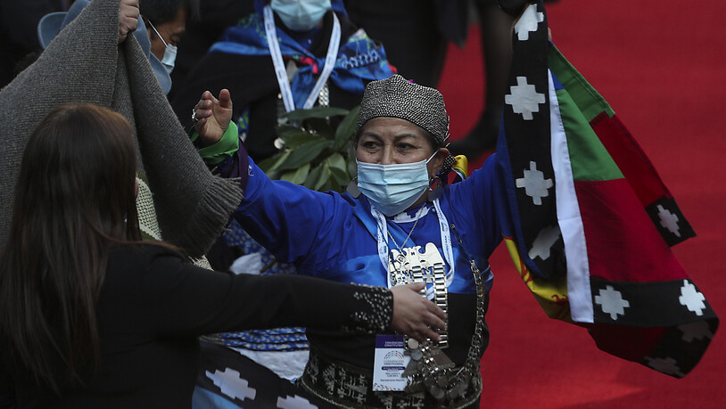 Elisa Loncon, indigene Vertreterin vom Volk der Mapuche, hebt ihre Arme, nachdem sie zur Präsidentin der Verfassungsgebenden Versammlung gewählt wurde. Foto: Esteban Felix/AP/dpa